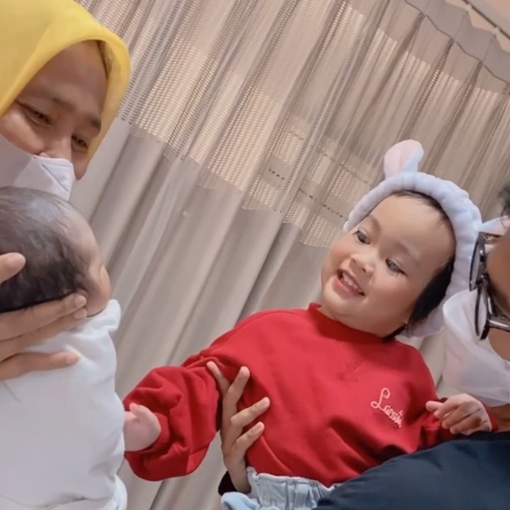 <p>Artis Fitri Tropica melahirkan anak keduanya yang bernama Kamya pada April 2022. Pertemuan pertama Kamya dengan sang Kakak, Sada, pun terlihat sangat manis, Bunda. "<em>Alhamdulillah</em> sejauh ini Kakak <em>@sada_aminahanara</em> sangat senang banget dengan kehadiran adik. Dan <em>excited</em> banget pengen pegang adik, peluk adik, ambilin kapas basah buat adik, bahkan mau gendong adik dengan penuh percaya diri," ujarnya. (Foto: Instagram: @fitrop_</p>
