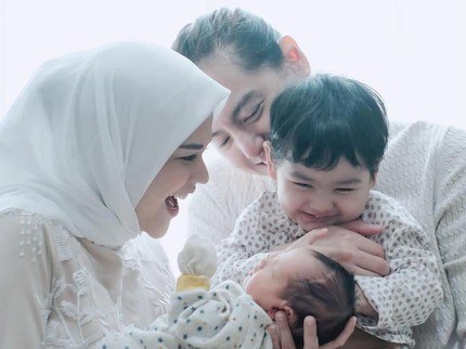 5 Potret Reaksi Anak Seleb saat Pertama Kali Lihat Adiknya Lahir, Ada yang Nangis Terharu