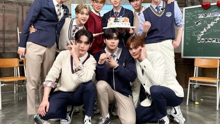 Berbentuk Cincin Cantik, ZEROBASEONE Rilis Light Stick Resmi Grup Tepat di Peringatan 100 Hari Debut