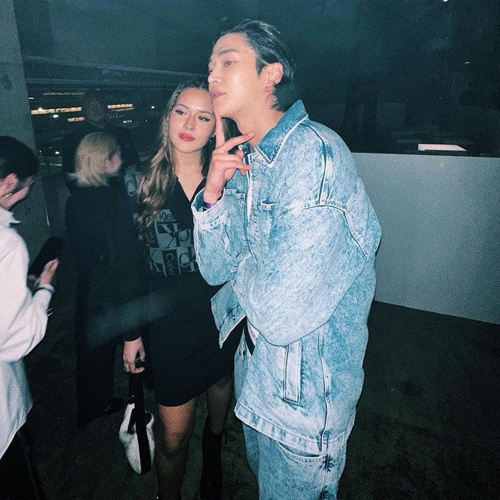 <p>Tak hanya Jungkook, bunda satu orang anak ini juga bertemu dengan aktor Rowoon. Bersama pria tampan tersebut, Raisa berkesempatan untuk foto bersama, nih. (Foto: Instagram @raisa6690)<br /><br /><br /></p>