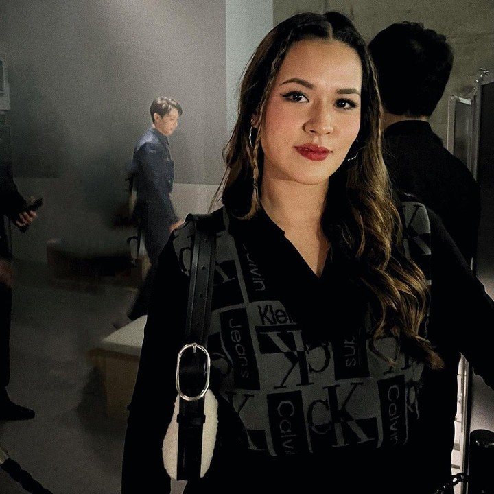<p>Raisa memiliki pengalaman bertemu idola K-Pop alias biasnya nih, Bunda. Dalam unggahan terbaru di Instagram, ia menunjukkan momen bertemu dengan Jungkook BTS. (Foto: Instagram @raisa6690) <br /><br /><br /></p>
