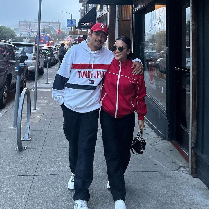<p>Ririn Ekawati dan Ibnu Jamil sedang berada di Amerika Serikat, Bunda. Tak hanya menemani sang suami untuk lari maraton, Ririn juga menyempatkan untuk menjenguk putrinya yang sedang kuliah di sana, Jasmine Salsabila Abeng. (Foto: Instagram @ririnekawati)<br /><br /><br /></p>