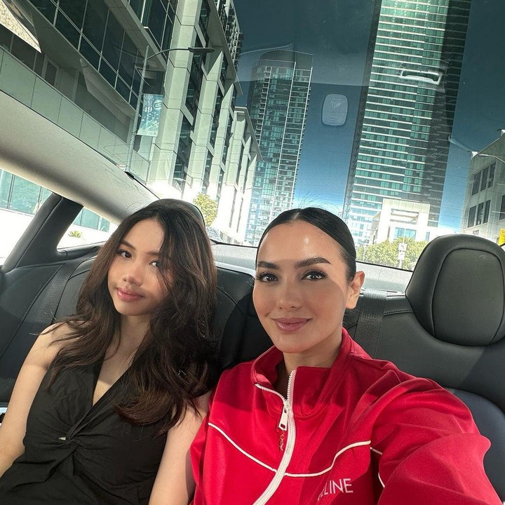 <p>Menariknya, ada yang menyebut Ririn dan sang putri bak kakak dan adik nih, Bunda. "Kakak beradik," kata akun @indahc****. (Foto: Instagram @ririnekawati)<br /><br /><br /></p>