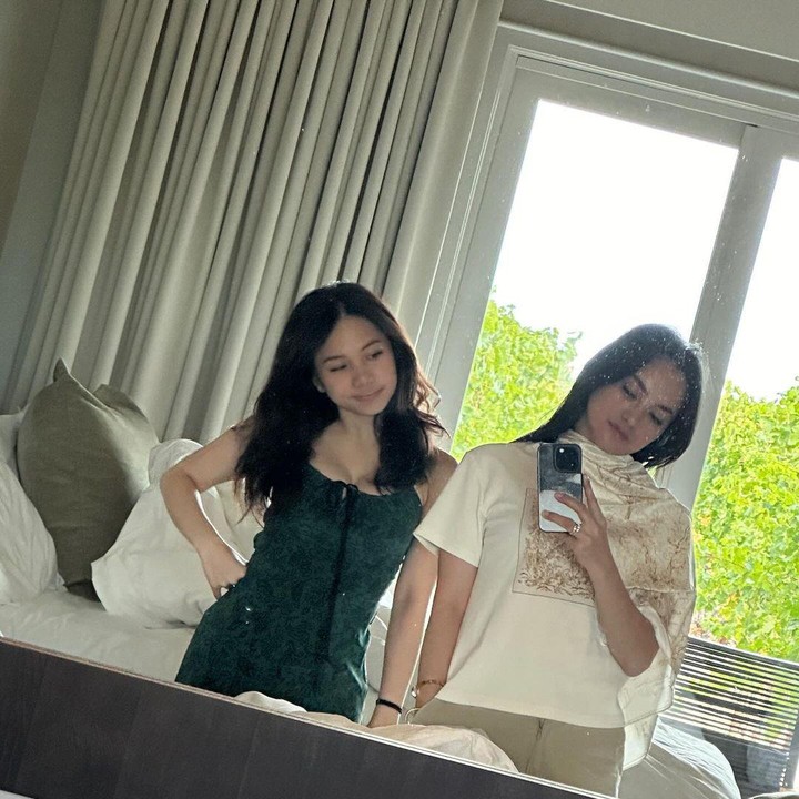 <p>Momen kebersamaan mereka memang manis ya, Bunda? Kita doakan, semoga kuliah Jasmine di AS berjalan dengan lancar dan menjadi anak yang membanggakan orang tuanya, ya. (Foto: Instagram @ririnekawati)</p>
