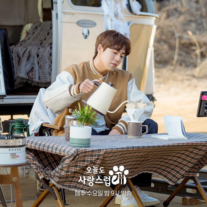 <p>Sementara itu dalam adegan menuangkan air, ada aktor Lee Hyun Woo yang juga terlihat tampan dan memesona ya, Bunda. (Foto: Instagram @mbcdrama_now)</p>