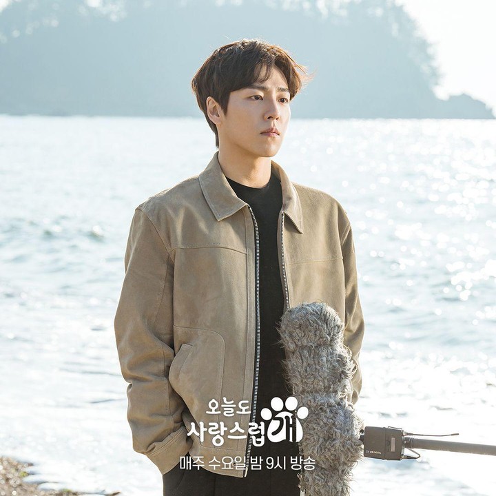 <p>Selanjutnya, adegan di pesisir pantai yang menyajikan pemandangan air yang sangat indah, ditambah ketampanan Lee Hyun Woo. (Foto: Instagram @mbcdrama_now)</p>