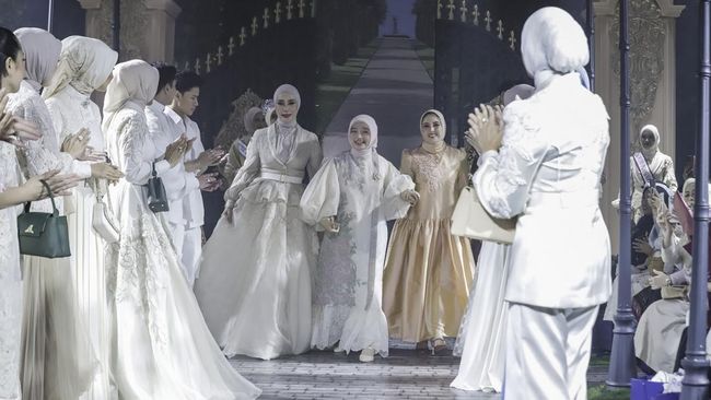 Desainer Ayu Dyah Andari menampilkan koleksi busananya pada pagelaran ajang fashion dunia London Fashion Week koleksi Spring/ Summer 2024.
