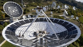FOTO: Deret 'UFO' Penangkap Energi Matahari di Pegunungan Swiss