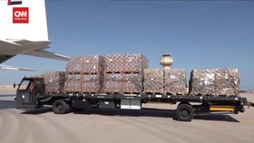 VIDEO: 20 Truk Bulan Sabit Meran Bawa Bantuan Menuju Gaza dari Mesir