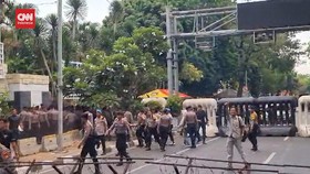 VIDEO: Aksi Demo 9 Tahun Jokowi Ricuh, 2 Diamankan Aparat