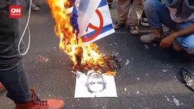 VIDEO: Massa Aksi Bela Palestina Bakar Foto PM Israel dan Presiden AS