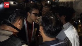 VIDEO: Polisi Bebaskan Belasan Mahasiswa Saat Demo 9 Tahun Jokowi
