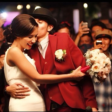 Anniv ke-11, 7 Potret Vino G Bastian Kenang Masa Lalu & Beri 200 Mawar Untuk Marsha