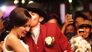 img-title Anniv ke-11, 7 Potret Vino G Bastian Kenang Masa Lalu & Beri 200 Mawar Untuk Marsha