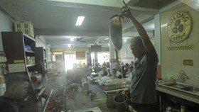 FOTO: Nuansa Sederhana Warung Legendaris Kopi Solong di Aceh