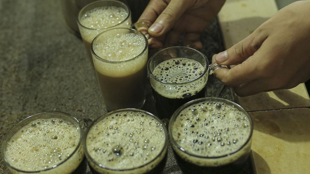Ribuan Warga Pecahkan Rekor Minum 'Kopi Terbalik' di Meulaboh Aceh