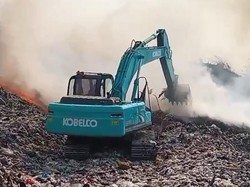 10 Alat Berat Dikerahkan Bantu Pemadaman Api di TPA Rawa Kucing