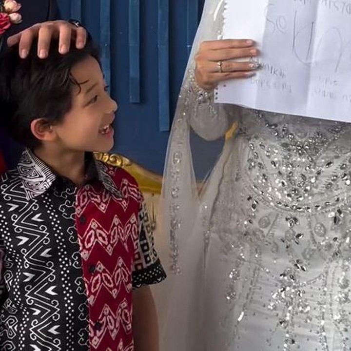 <p>Setelah sang kakak, giliran Arsya yang memberikan surat. Bocah 6 tahun ini juga menuliskan ucapan selamat, Bunda. "Dari Asrya, selamat menikah Upit bersama suaminya," tulis Arsya.</p>