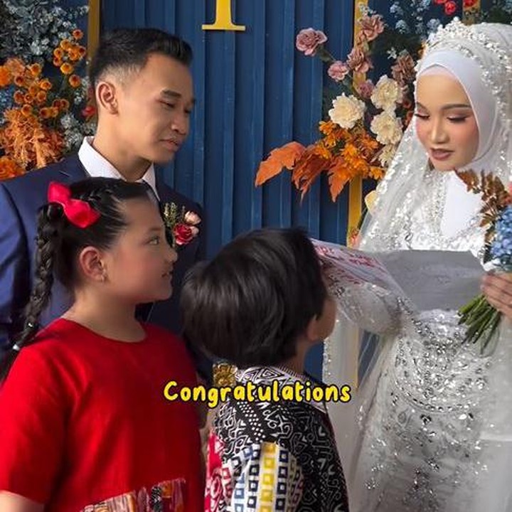 <p>Arsy dan Arsya kompak memberikan surat yang ditulis masing-masing untuk Supit dan suami. Arsy terlebih dulu memberikan surat itu dan langsung dibacakan pengasuhnya. "<em>Congratulations</em> Supit dan Mas Yadi. Semoga samawa dan sehat selalu, <em>we love you</em>," tulis Arsy. (Foto: Instagram @queenarsy/ @arsya.hermansyah)</p>