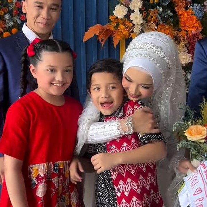 <p>Usai surat dibacakan, Supit memeluk Arsy dan Arsya secara bergantian. Video momen manis ini dibagikan Ashanty di laman Instagram kedua anaknya. (Foto: Instagram @queenarsy/ @arsya.hermansyah)</p>