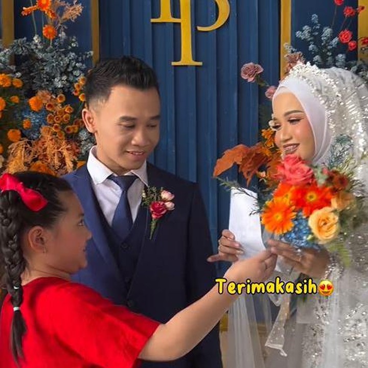 <p>Kedua anak Ashanty ini ikut naik pelaminan untuk memberikan ucapan selamat pada Supit dan suaminya, Bunda. Keduanya juga memberikan hadiah bermakna untuk sang pengasuh. (Foto: Instagram @queenarsy/ @arsya.hermansyah)</p>