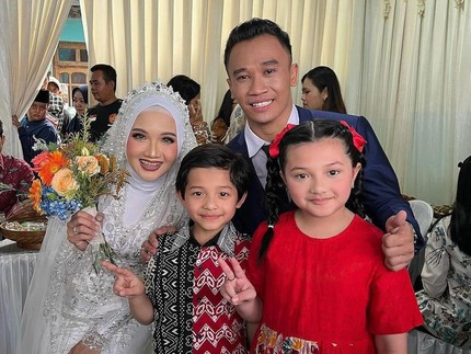 Manis Banget! 5 Potret Arsy & Arsya Beri Hadiah Bermakna untuk Pengasuhnya yang Menikah