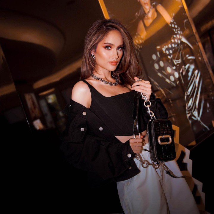 <p>Selain rambut, gaya berbusana Cinta juga menuai pujian dari netizen. Cinta tampak kece mengenakan baju hitam dan celana denim biru muda. Perempuan kelahiran Jerman ini juga terlihat keren mengenakan kalung besar dengan riasan smokey. (Foto: Instagram @claurakiehl)</p>
