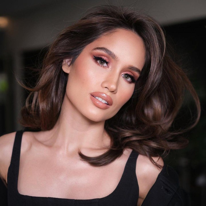 <p>Ada juga netizen yang menganggap style baru Cinta ini mirip dengan Angelina Jolie hingga Cindy Crawford. Gaya rambut baru Cinta ini dinggap memiliki <em>vibes</em> 80-an. (Foto: Instagram @claurakiehl)</p>