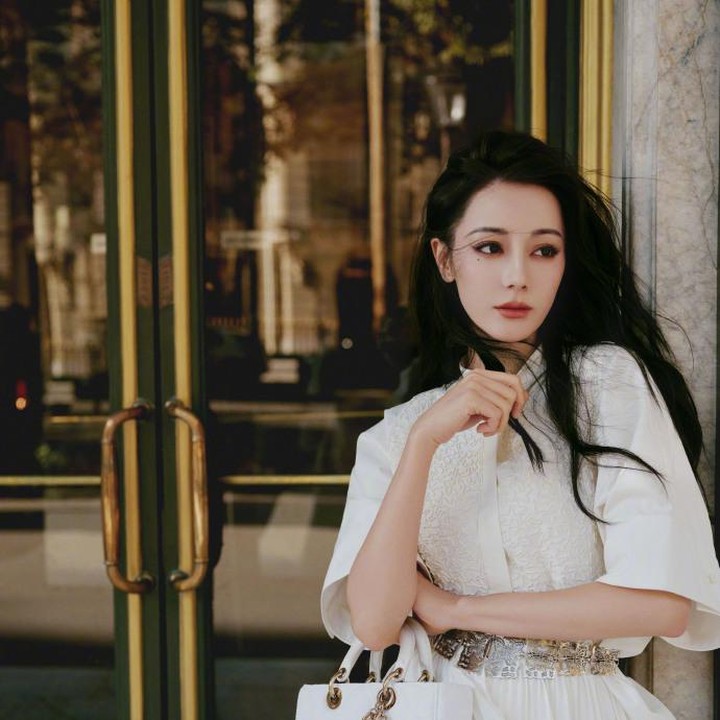 <p>Dilraba Dilmurat menjadi satu-satunya aktris asal Tiongkok yang selalu masuk peringkat atas dalam polling wanita tercantik di dunia. Pada 2017 dan 2018, Dilraba dinobatkan sebagai wanita tercantik di Asia, Bunda. (Foto: Weibo Dilraba Dilmurat)</p>
