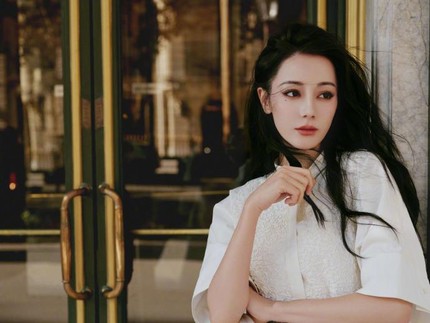 7 Potret Terbaru Dilraba Dilmurat, Wanita Tercantik Asia Keturunan Uyghur