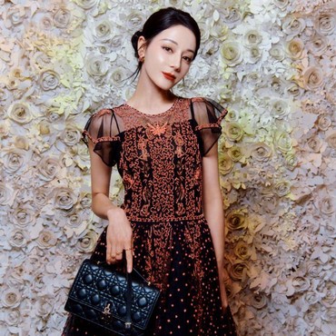 Potret Dilraba Dilmurat Wanita Tercantik di Dunia Tampil di Paris Fashion Week