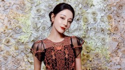 Potret Dilraba Dilmurat Wanita Tercantik di Dunia Tampil di Paris Fashion Week