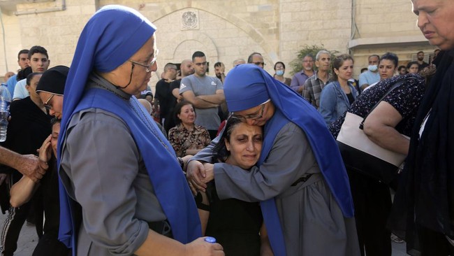 Pasukan Israel menembak mati ibu dan anak saat mereka tengah beribadah di Gereja Katolik, Paroki Keluarga Kudus, di Gaza pada Sabtu (16/12),