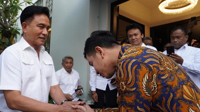 Gibran Rakabuming Raka menyambangi kediaman Ketua Umum PBB Yusril Ihza Mahendra di kawasan Kebayoran, Jakarta, Sabtu (21/10) sore.