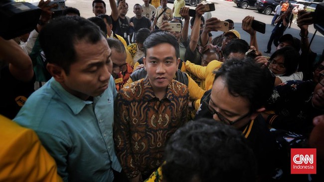 Gibran Rakabuming Raka buka suara terkait status dirinya di PDIP setelah diusung oleh Golkar menjadi bacawapres pendamping Prabowo Subianto.