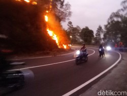Kebakaran Gunung Lawu Merembet ke Jalan Tembus Sarangan-Cemoro Sewu
