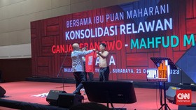 Kecewa pada Jokowi, Relawan Ganjar Ngamuk Lepas Baju Depan Puan