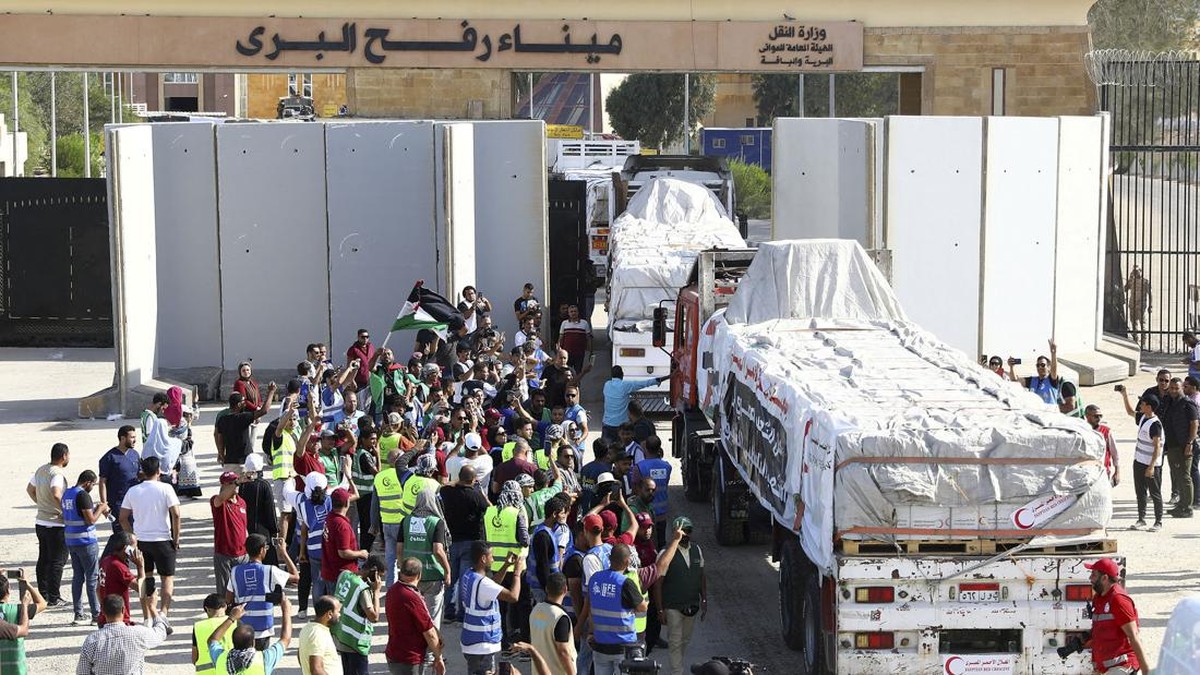 FOTO: Sukacita Warga Sambut Truk Bantuan Diizinkan Masuk Gaza