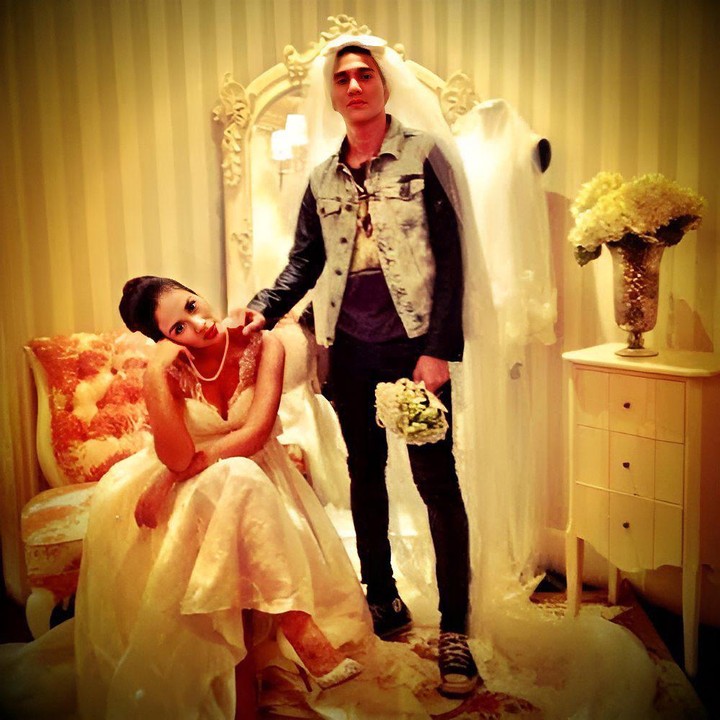 <p>Berbeda dengan Marsha, Vino mengunggah foto-foto lawasnya dengan sang istri di hari ulang tahun pernikahan ke-11. Salah satu momen memperlihatkan keduanya yang tengah berpose. Marsha terlihat mengenakan gaun putih, sementara Vino memakai pakaian casual sambil mengenakan veil dan memegang bucket bunga. (Foto: Instagram @vinogbastian__)</p>