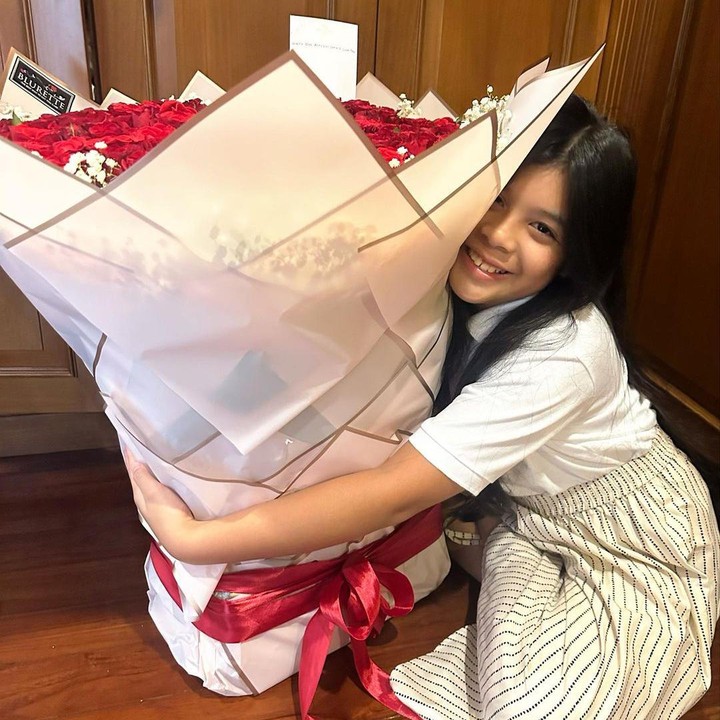 <p>Marsha juga mem-<em>posting</em> foto sang putri, Jizzy Pearl Bastian, yang tengah memeluk bucket bunga mawar merah pemberian ayahnya pada sang Bunda. Jizzy tampak tersenyum saat memeluk bucket bunga besar itu, Bunda. (Foto: Instagram @marshatimothy)</p>