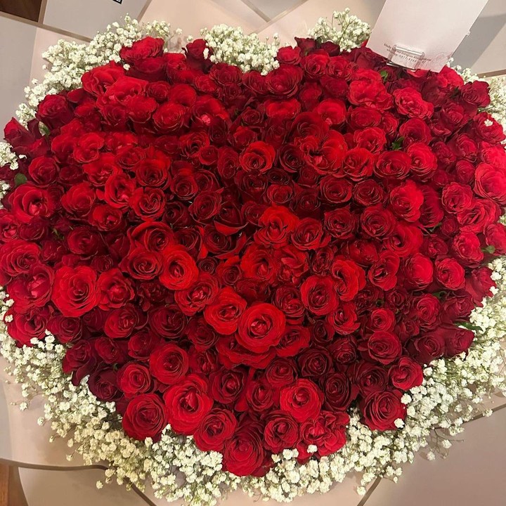 <p>Marsha membagikan potret 200 bunga mawar merah yang diberikan sang suami. Wanita 44 tahun ini mengucapkan terima kasih pada Vino. "<em>We got 200 red roses. Thank youu L</em> @vinogbastian__," tulisnya di Instagram. (Foto: Instagram @marshatimothy)</p>