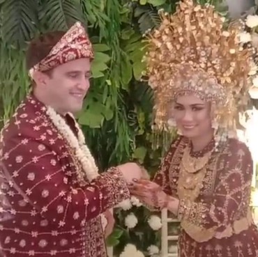 Kenalan di Facebook, Bule Jerman Satset Mualaf demi Nikahi Bidan asal Sumsel