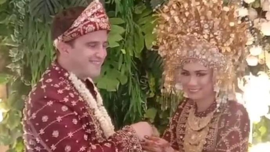 Wanita Baturaja, Sumsel menikah dengan bule Jerman menggunakan adat Ogan.