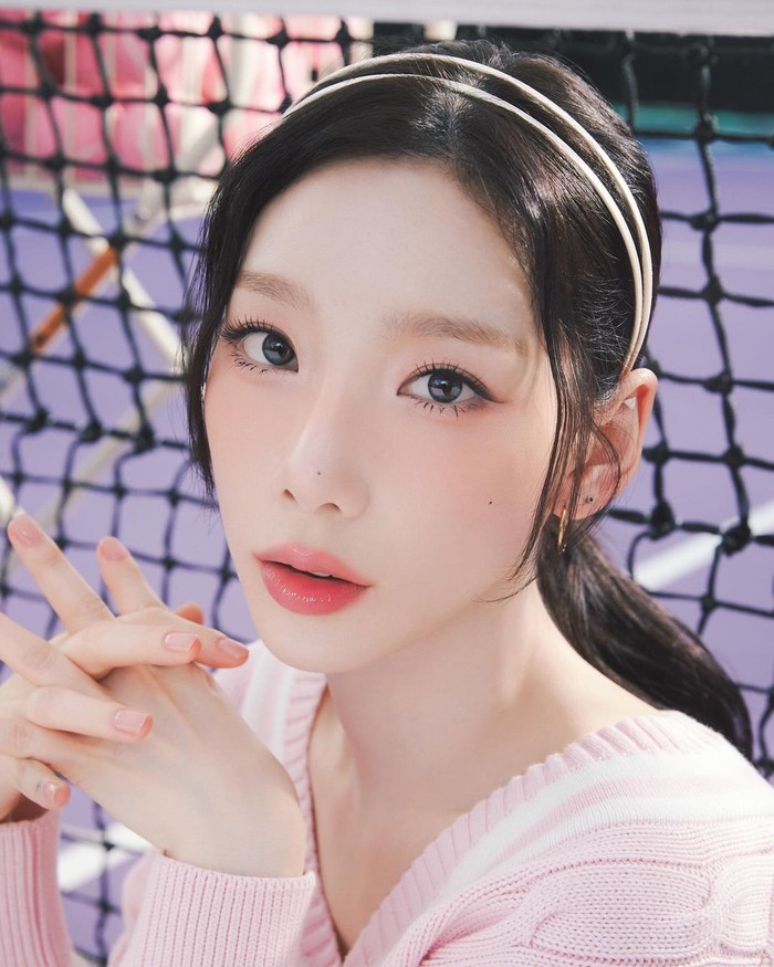 Aura hangat yang dipancarkan Taeyeon siap merangsang suasana musim gugur yang sedang berlangsung sebagaimana deskripsi yang dituliskan oleh majalah Singles yang turut memuat hasil pemotretan bersama brand kosmetik./ Foto: instagram.com/singlesmagazine