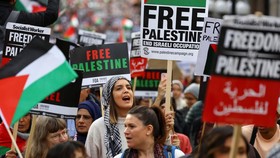 Demo Pro Palestina di London saat Peringatan Selesainya Perang Dunia I
