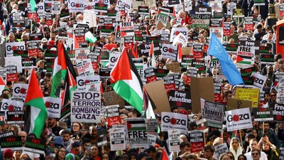 Ratusan ribu warga di London turun ke jalan untuk menuntut gencatan senjata permanen antara Israel dan milisi di Palestina, Hamas, Sabtu (25/11).