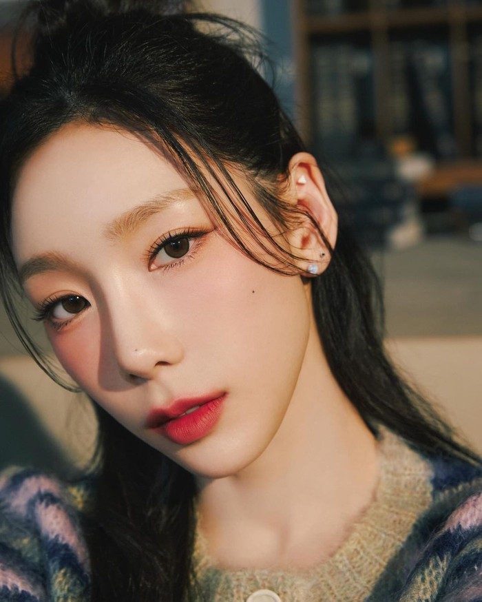 Di sisi lain, sebagian besar publik merasa bernostalgia ke masa-masa ketika sang idol baru saja debut sebagai member Girls' Generation dengan gaya riasannya yang cerah dan natural dalam polesan ringan Benefit Cosmetics./ Foto: instagram.com/taeyeon_ss