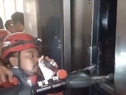 Aksi Dramatis Damkar Bogor Evakuasi Ibu dan Balita Terjebak di Lift Gereja