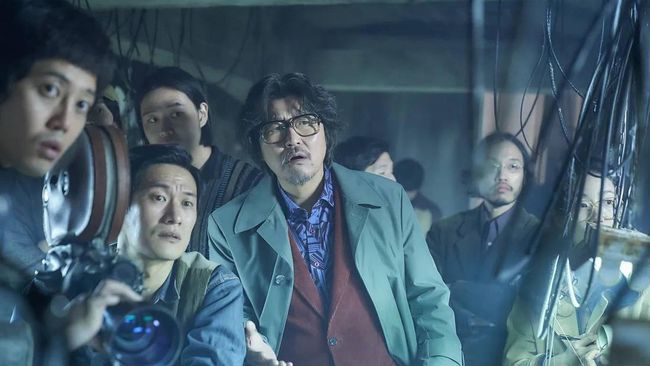 Review film: Cobweb sarana Kim Jee-woon dan Shin Yeon-shick memereteli teramat banyak isu industri perfilman dengan durasi yang terasa panjang.