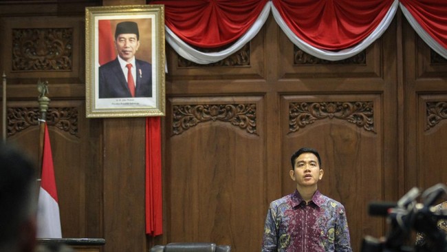 Pengamat politik menilai baik Prabowo maupun Jokowi telah menimbang dan menghitung risiko/untung memuluskan jalur Gibran jadi bacawapres.